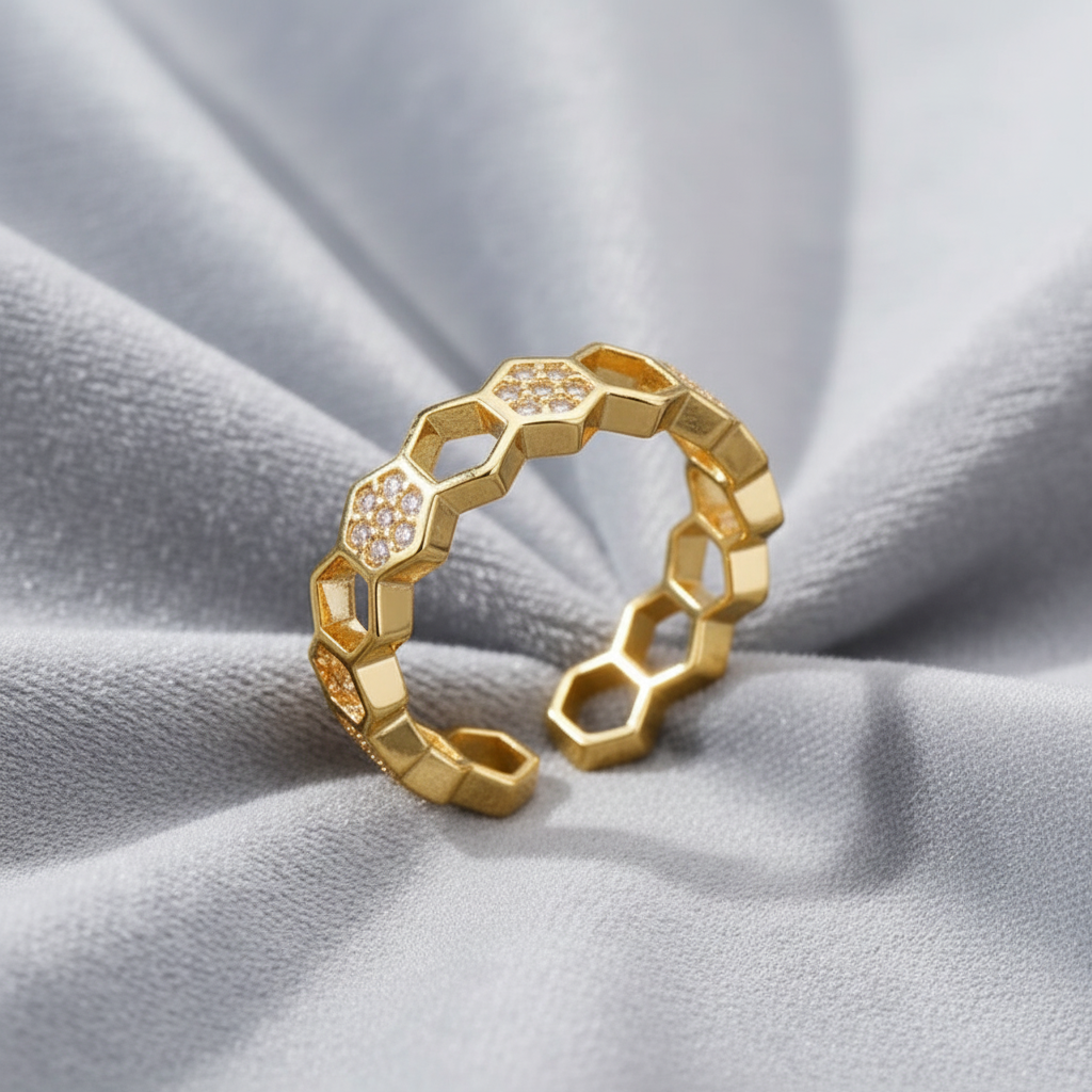 خاتم ذهبي بتصميم سداسي
