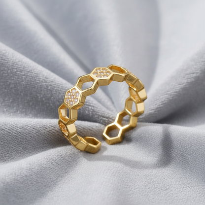 خاتم ذهبي بتصميم سداسي