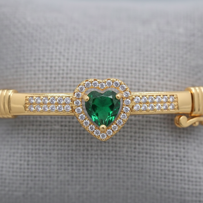 لقطة ماكرو مقربة جداً للقلب الأخضر