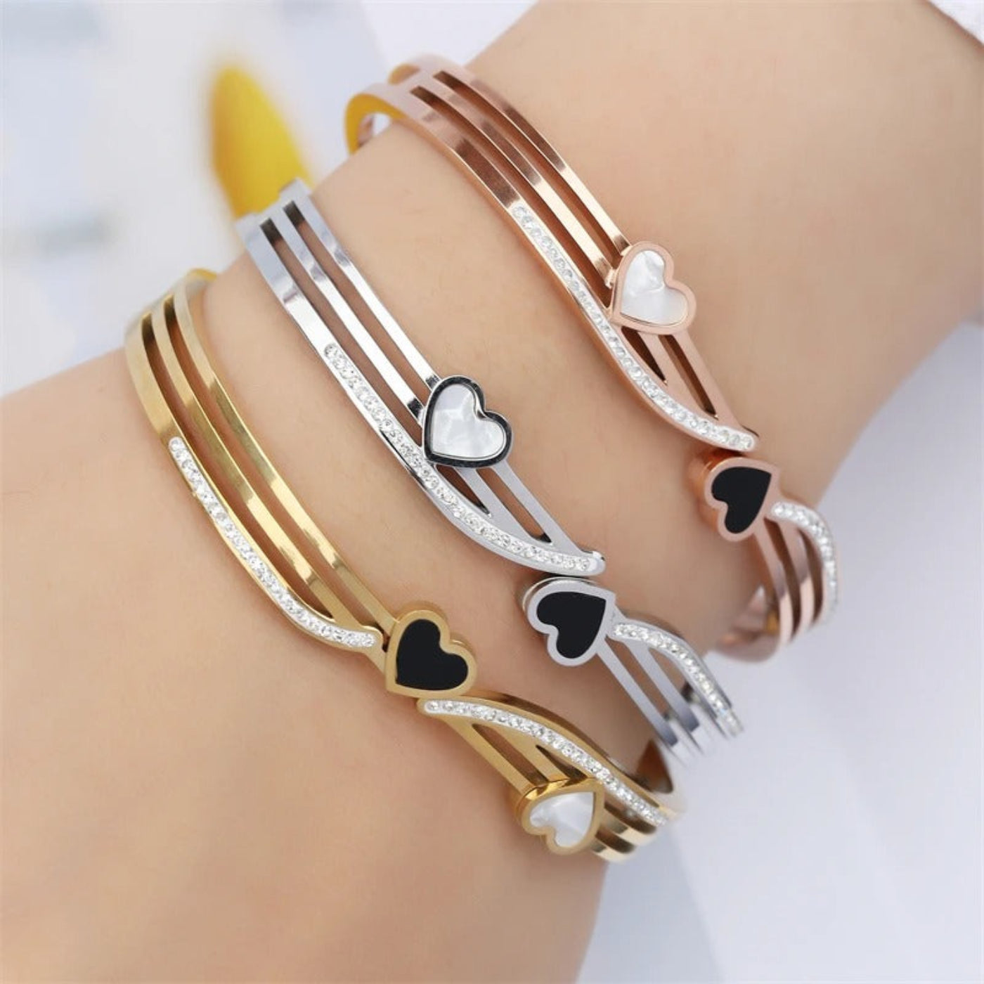 Elegantes Damen Armband aus Edelstahl mit schwarzem Herz | Wasserfest - Mein Shop